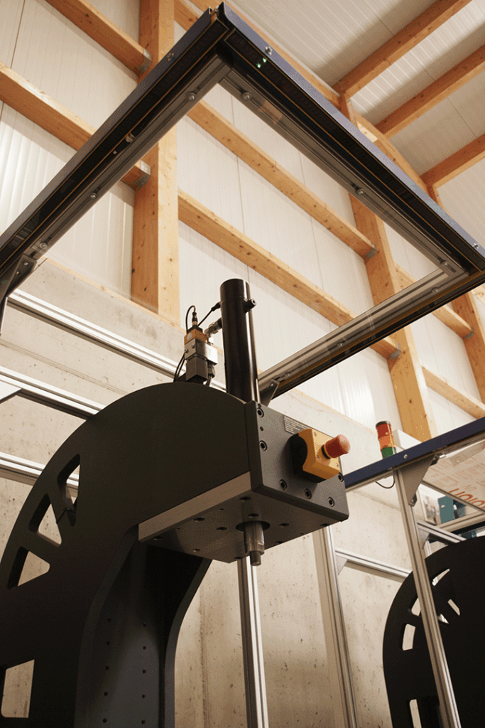 Hydraulikzylinder einer Presse aus Blickrichtung der Arbeitsposition